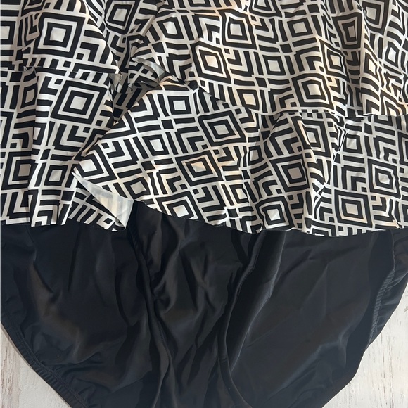 Swim Solutions Monochrome Geometric One Piece swim suit, nwt, 24w - Picture 6 of 10